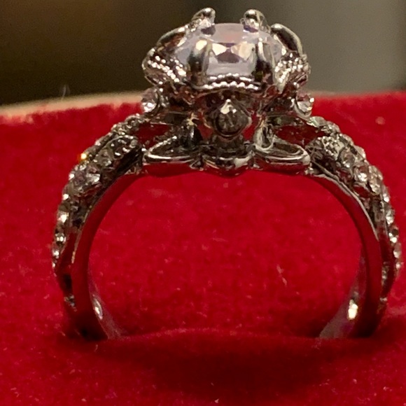 Beautiful Diamond ring. - Picture 4 of 11